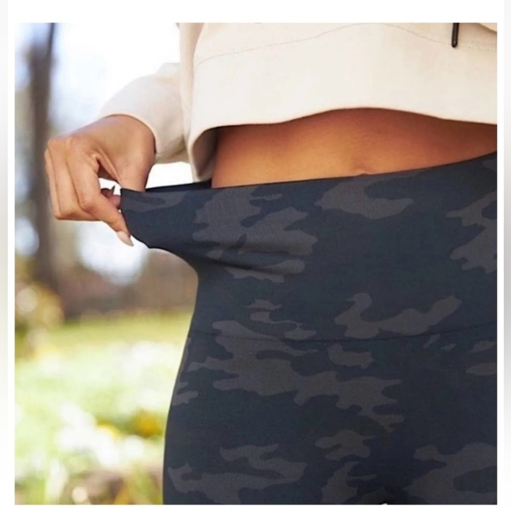 SPANX LOOK AT ME NOW BLACK CAMO LEGGING - Picture 4 of 13